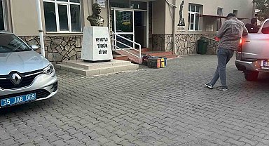 Bayındır'da yasa dışı horoz dövüşü operasyonu: 3 gözaltı