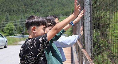 Bayram dönüş yolunda trafik çilesi, çocukların eğlencesi oldu