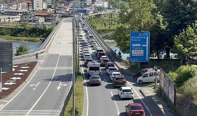 Bayram dönüşü trafik kilitlendi