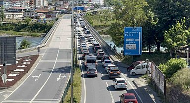 Bayram dönüşü trafik kilitlendi