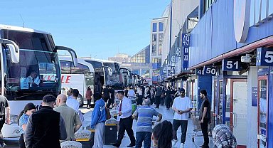 Bayram tatili dönüşleri başladı: 15 Temmuz Demokrasi Otogarı'nda yoğunluk yaşandı