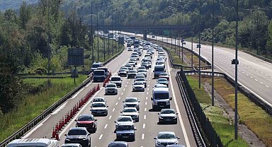 Bayram tatilinin bitmesiyle Bolu geçişinde trafik durma noktasına geldi