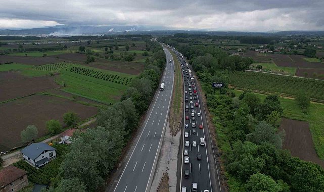 Bayram tatilinin ilk sabahında Sakarya geçişinde trafik durma noktasına geldi