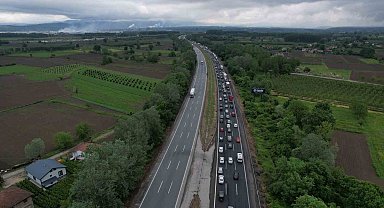 Bayram tatilinin ilk sabahında Sakarya geçişinde trafik durma noktasına geldi