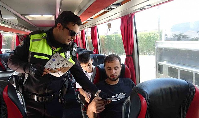 Bayram yolculuğuna çıkan vatandaşlar emniyet kemeri takılması konusunda bilgilendirildi