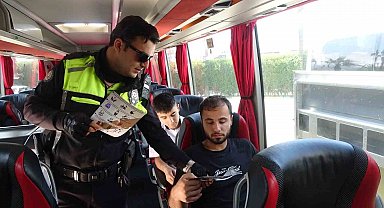 Bayram yolculuğuna çıkan vatandaşlar emniyet kemeri takılması konusunda bilgilendirildi