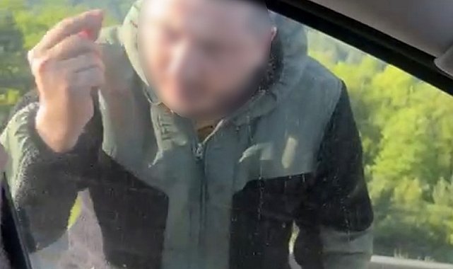 Bayram yolunda maganda dehşeti: Ailenin yolunu kesip sürücüye saldırdı