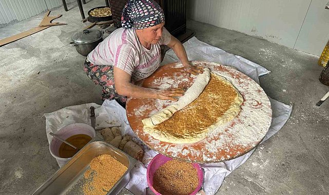 Bayrama özel köylerde taş fırınlarda pişen "bayram çöreği" yok satıyor
