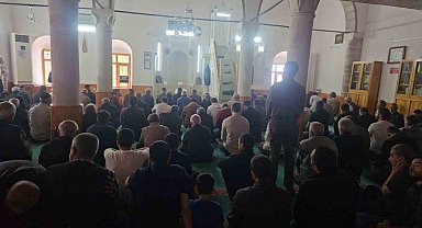 Bayramın üçüncü gününde, vatandaşlar cuma namazında camileri doldurdu