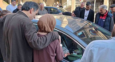 Bebek arabada kilitli kaldı; genç anne büyük korku yaşadı