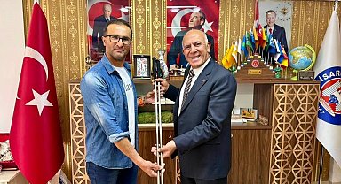 Belediye Başkanı Demirtaş, başarılı sporcu zabıta memurunu tebrik etti