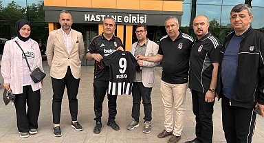 Beşiktaşlılardan saldırıda yaralanan öğrenci Mustafa Aslan'a anlamlı ziyaret