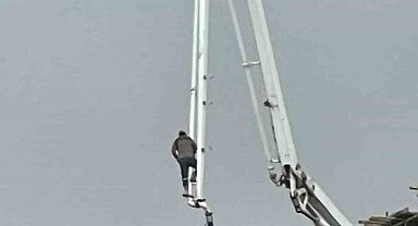 Beton pompasının üzerinde metrelerce yüksekliğe çıkan işçi, canını hiçe saydı