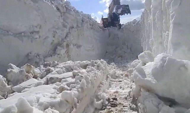 Beytüşşebap'ta karlı yolları açma çalışmaları devam ediyor
