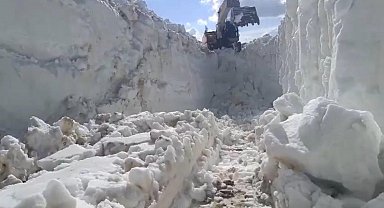 Beytüşşebap'ta karlı yolları açma çalışmaları devam ediyor