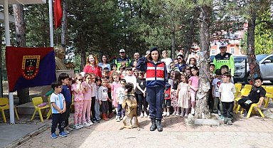 Bilecik'te 60 öğrenciye jandarmadan güvenlik eğitimi