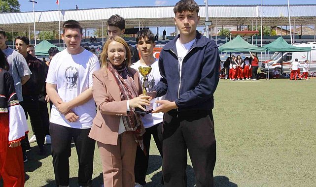 Bilecik'te derece elde eden öğrencilere kupa ve madalyaları verildi