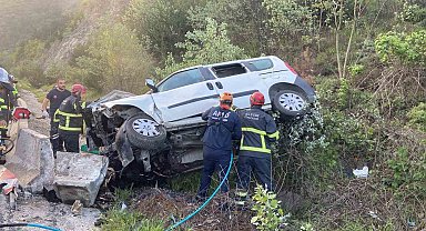 Bilecik'te kamyonet şarampole uçtu, araçta sıkışan sürücü kurtarıldı