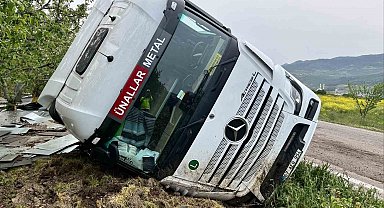 Bilecik'te kontrolden çıkan tır devrildi
