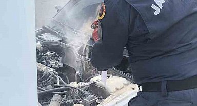 Bilecik'te park halindeki araç bir anda alev aldı