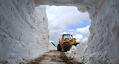 Bingöl'de kar tünelleri arasında yol açma mesaisi sürüyor