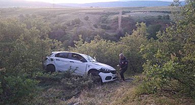 Bingöl'de otomobil şarampole yuvarlandı