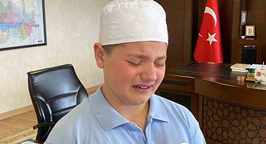 Birlikte hafız olduğu annesine gözyaşlarıyla teşekkür etti