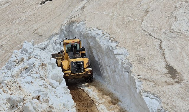 Bitlis'te mayıs ayında karla mücadele sürüyor