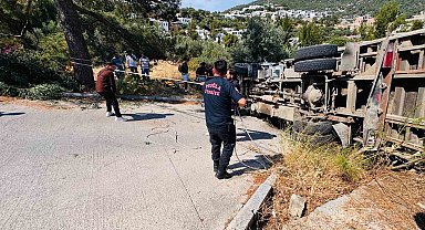 Bodrum'da devrilen kamyonda sıkışan 3 kişi kurtarıldı