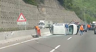 Bolu Dağı'nda otomobil ile çarpışan araç devrildi: Kilometrelerce araç kuyruğu oluştu