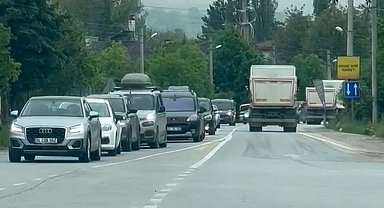 Bolu'da alternatif yollarda uzun araç kuyrukları oluştu
