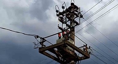 Bolu'da elektrik direğine yıldırım düştü