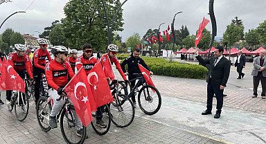 Bolu'da ellerinde Türk bayraklarıyla Gençlik Haftası'nda pedal çevirdiler