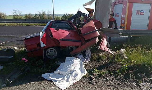 Bolu'da otomobil yön direğine çarptı: 2 ölü, 1 yaralı
