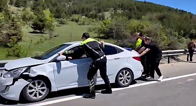 Bolu'da polis ekipleri kaza yapan aracı iterek trafiği rahatlattı