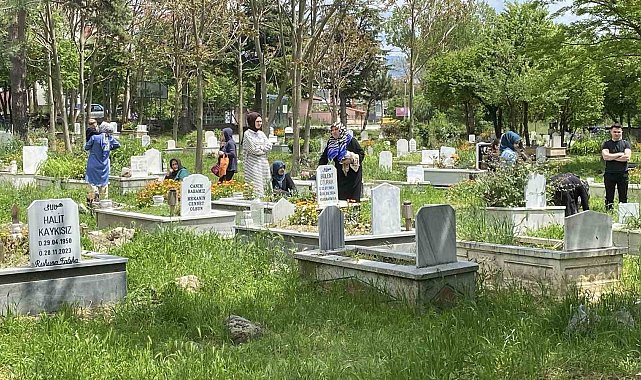 Bolu'da vatandaşlar arefe günü kabir başında dua etti