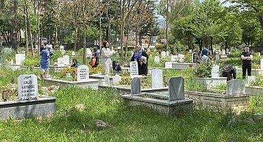 Bolu'da vatandaşlar arefe günü kabir başında dua etti