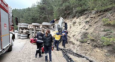 Bolu'da virajı alamayan hafriyat kamyonu devrildi: 1 ölü
