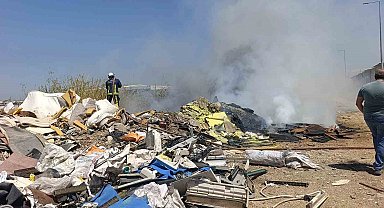 Boş araziye dökülen çöplerin sebep olduğu yangın korkuttu