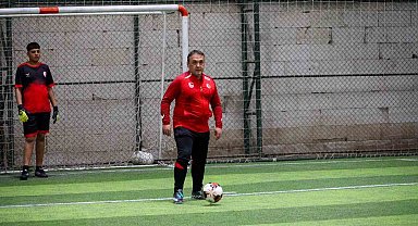Böyle maç görülmedi, vali çocuklarla birlikte futbol oynadı