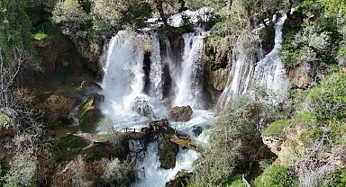 Bozkırın ortasındaki saklı cennet coştu, köprüsü yıkıldı