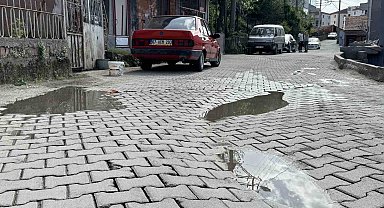 Bozuk yolda ıslanan çocuklar için tepki gösterdi