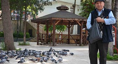 Bu bayramda eşini dostunu bıraktı, beslediği kuşlara koştu