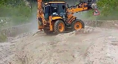Buldan'da etkili şiddetli dolu yolları kapattı