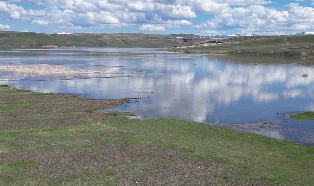 Bulutların aynası Kars Baraj Gölü'nde kartpostallık manzara