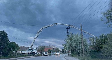 Bulvarın üzerinden betonu böyle aktardılar