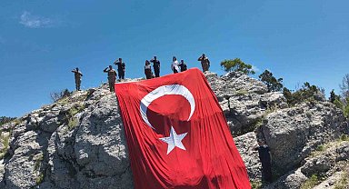 Burdur'da jandarmadan 54 metrekarelik dev Türk bayrağı