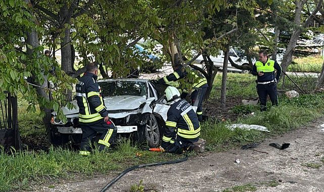 Burdur'da kontrolden çıkan otomobil ağaca çarptı