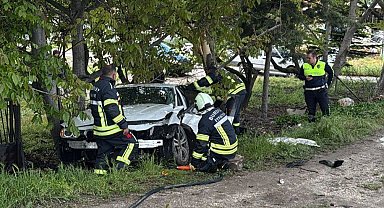 Burdur'da kontrolden çıkan otomobil ağaca çarptı