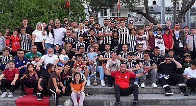 Burhaniye Belediyespor, 25 maçın tamamını kazanarak şampiyon oldu
